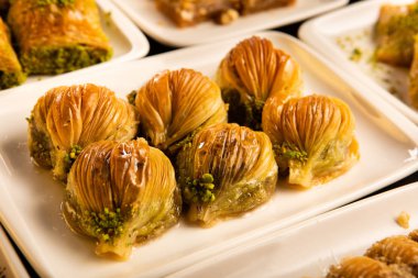 Masada farklı türde Türk tatlı baklavaları var.. 