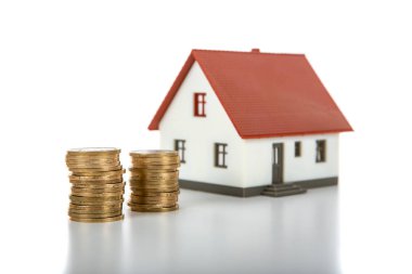 Beyaz arka planda emlak konsepti için ev modeli ve Türk lira sikkeleri