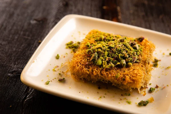 Traditionelles Türkisches Dessert Kadayif Auf Einem Holztisch — Stockfoto