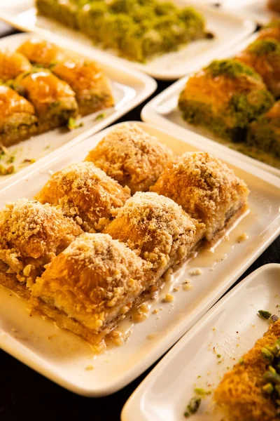 Verschiedene Türkische Dessertbaklava Auf Dem Tisch — Stockfoto