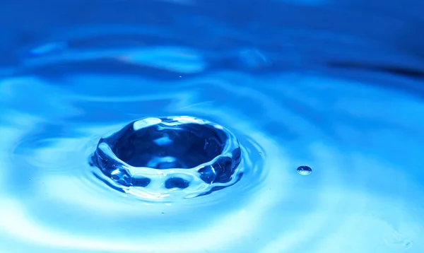 Víz Fröccsenés Kék Háttér — Stock Fotó