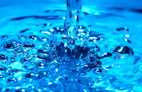 Mavi arkaplanda su sıçraması