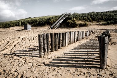 Gölgeler atma gözcülerinin sahilde,