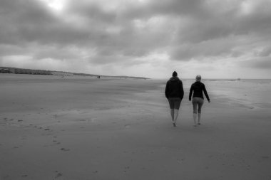 Yumuşak ışık sahilde yürümek