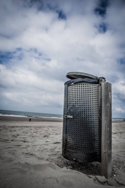 Çöp kutusu sahilde