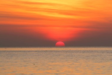 Sunrise güzel gökyüzü ve deniz