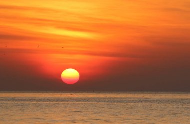 Sunrise güzel gökyüzü ve deniz