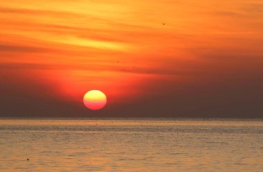 Sunrise güzel gökyüzü ve deniz