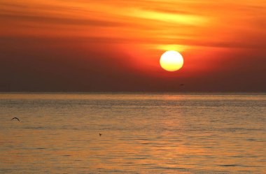 Sunrise güzel gökyüzü ve deniz