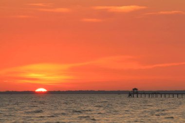 Sunrise güzel gökyüzü ve deniz