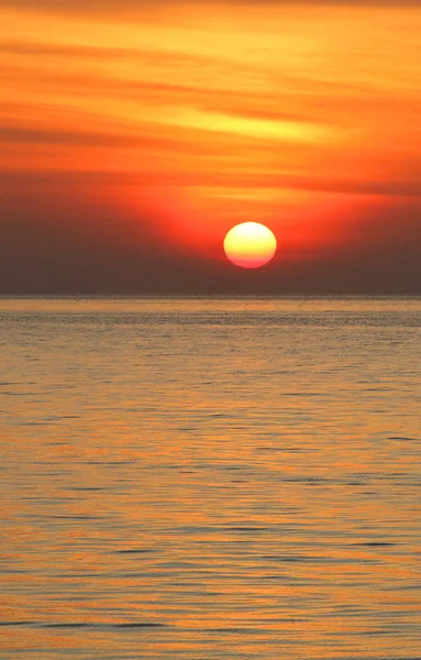 Salida del sol en el mar y hermoso cielo — Foto de Stock