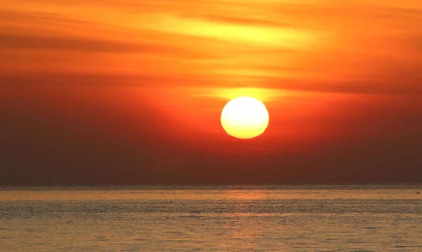 Salida del sol en el mar y hermoso cielo — Foto de Stock