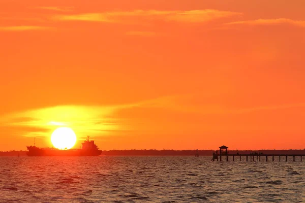 Salida del sol en el mar y hermoso cielo —  Fotos de Stock