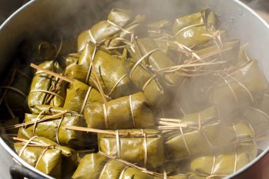 Tay tatlı, yapışkan pirinç muz muz yaprak (khao tom kızgın), geleneksel Tay gıda tarzı kaplı