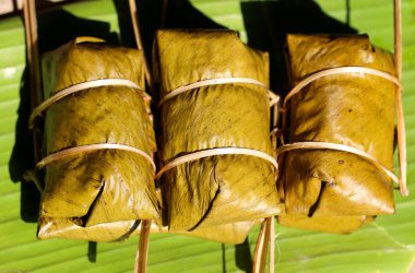 Tay tatlı, yapışkan pirinç muz muz yaprak (khao tom kızgın), geleneksel Tay gıda tarzı kaplı