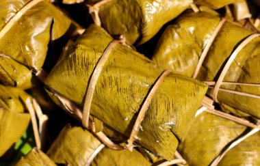 Tay tatlı, yapışkan pirinç muz muz yaprak (khao tom kızgın), geleneksel Tay gıda tarzı kaplı