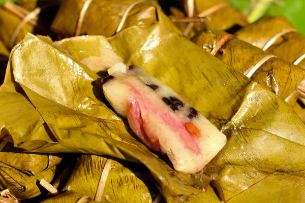 泰国甜点 香蕉与糯米覆盖在香蕉叶 考汤姆疯狂 传统的泰国美食风格 — 图库照片