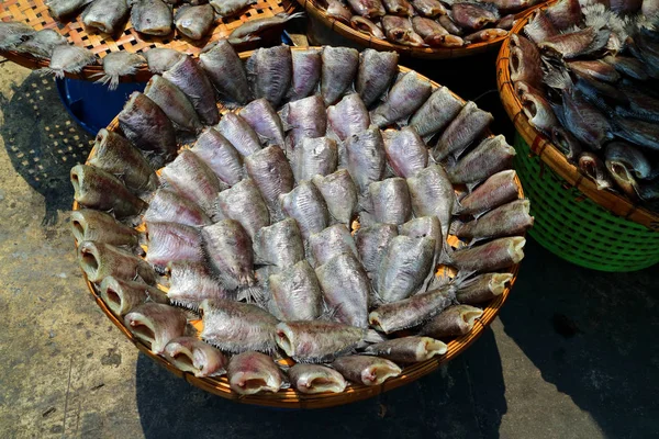 Trichogaster 鱼是泰国最受欢迎的食物之一 — 图库照片