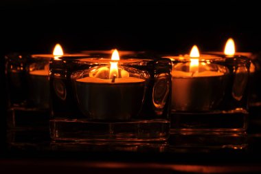 Çoğu karanlıkta parlayan alevler mum.