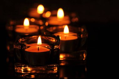 Çoğu karanlıkta parlayan alevler mum.