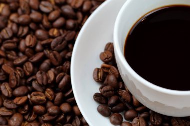 Kahve fincanı ve kahve çekirdeği.