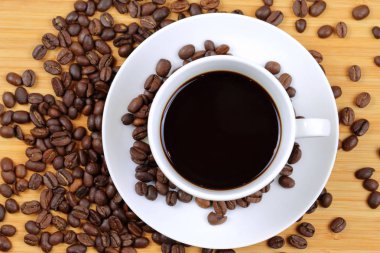 Kahve fincanı ve kahve çekirdeği.