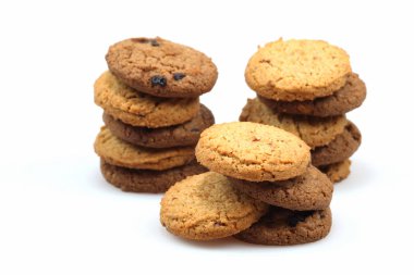 Beyaz zemin üzerine çikolatalı kurabiye. Tatlı bisküvi.