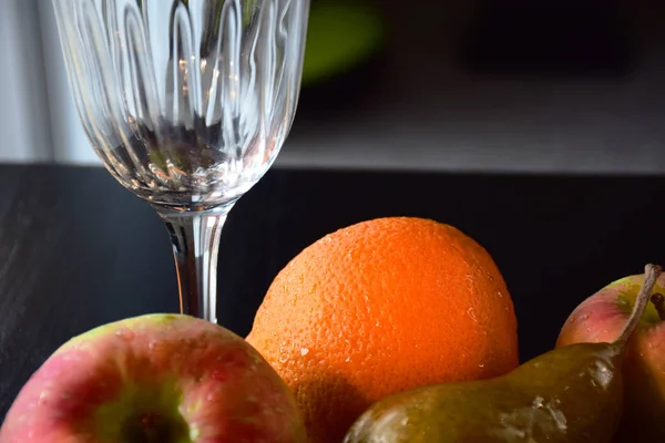 Manzanas y uvas y guisantes — Foto de Stock