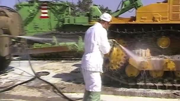 Чернобыльская АЭС 1986 г. Обеззараживание специального оборудования — стоковое видео