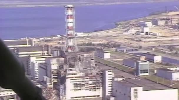 Central nuclear de Chernóbil 1986 sobrevuelo de helicópteros — Vídeo de stock