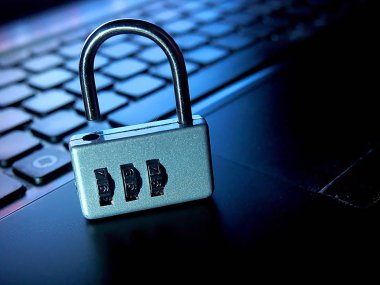 Güvenlik için bilgisayar klavyesi üzerinde asma kilit