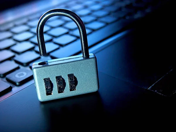 Güvenlik için bilgisayar klavyesi üzerinde asma kilit