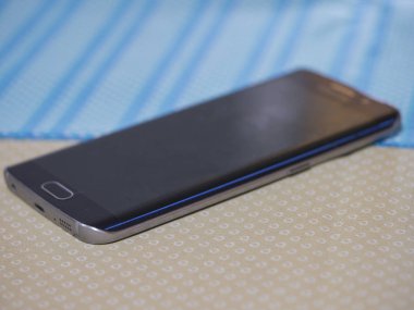 siyah akıllı telefon masada.