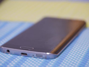 Akıllı telefon masada.