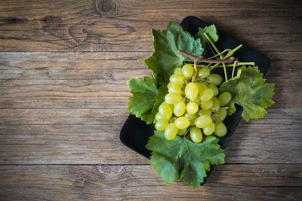 Winogrona białe na drewnianym stole — Zdjęcie stockowe
