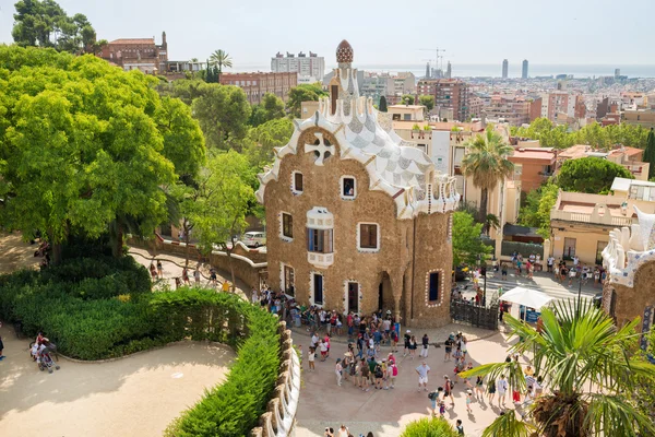 Ludzie w Parc Guell, wykonany przez Antoniego Gaudiego - Barcelona — Zdjęcie stockowe