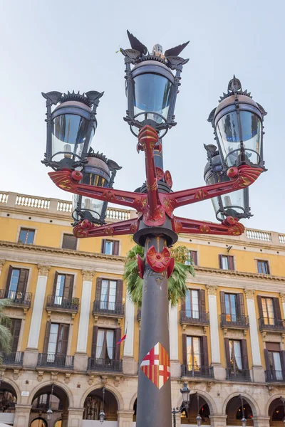 Straßenlaterne in barcelona - spanien — Stockfoto