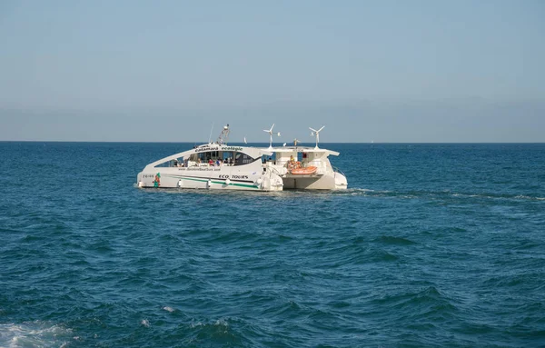 Båt med personer i port Barcelona-Spanien — Stockfoto