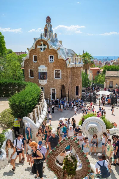 Personer på Parc Guell gjort av Antoni Gaudi - Barcelona — Stockfoto