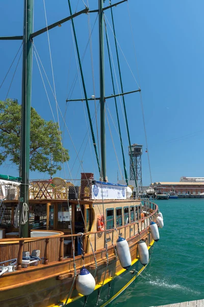 老式船在巴塞罗那港口-西班牙 — 图库照片