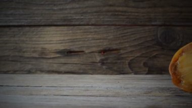 ahşap üzerine haki