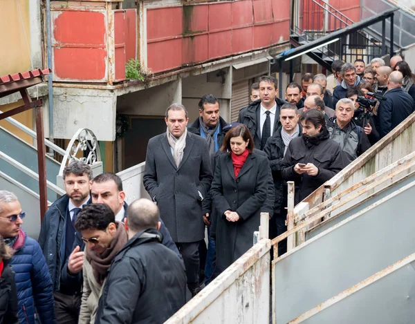 Der kammerpräsident boldrini besucht scampia - italien — Stockfoto