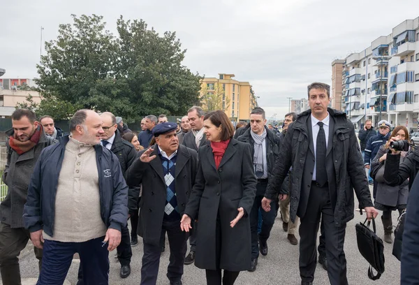 Der kammerpräsident boldrini besucht scampia - italien — Stockfoto