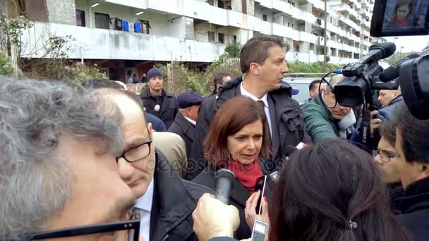 De Voorzitter van de kamer Boldrini bezoek Scampia - Italië — Stockvideo