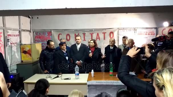 De Voorzitter van de kamer Boldrini bezoek Scampia - Italië — Stockvideo
