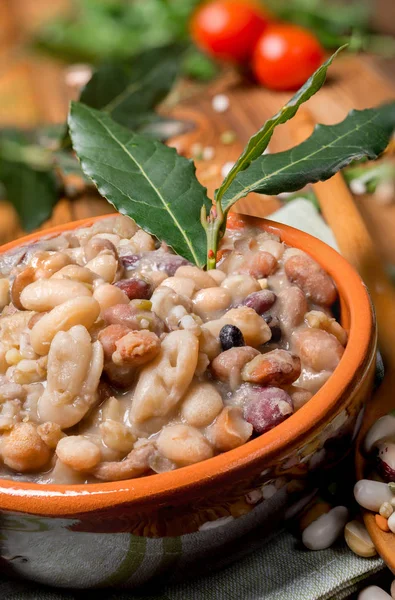 Gemüsesuppe mit Getreide und Hülsenfrüchten — Stockfoto