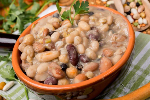 Grönsakssoppa med spannmål och baljväxter — Stockfoto