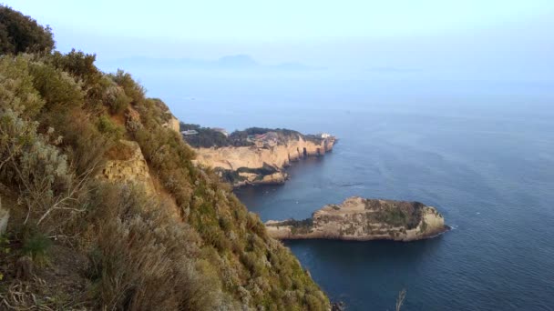 Kilátás nyílik a Nápolyi-öbölre a Posillipo-dombon — Stock videók