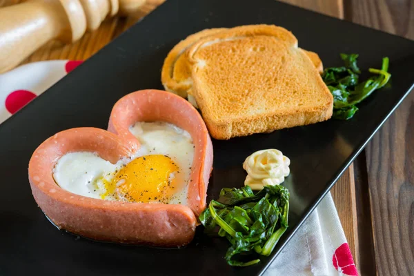 Fried egg Valentine's day — Stock Photo, Image