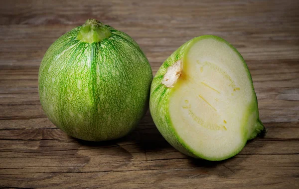 Runde Zucchini auf Holztisch — Stockfoto